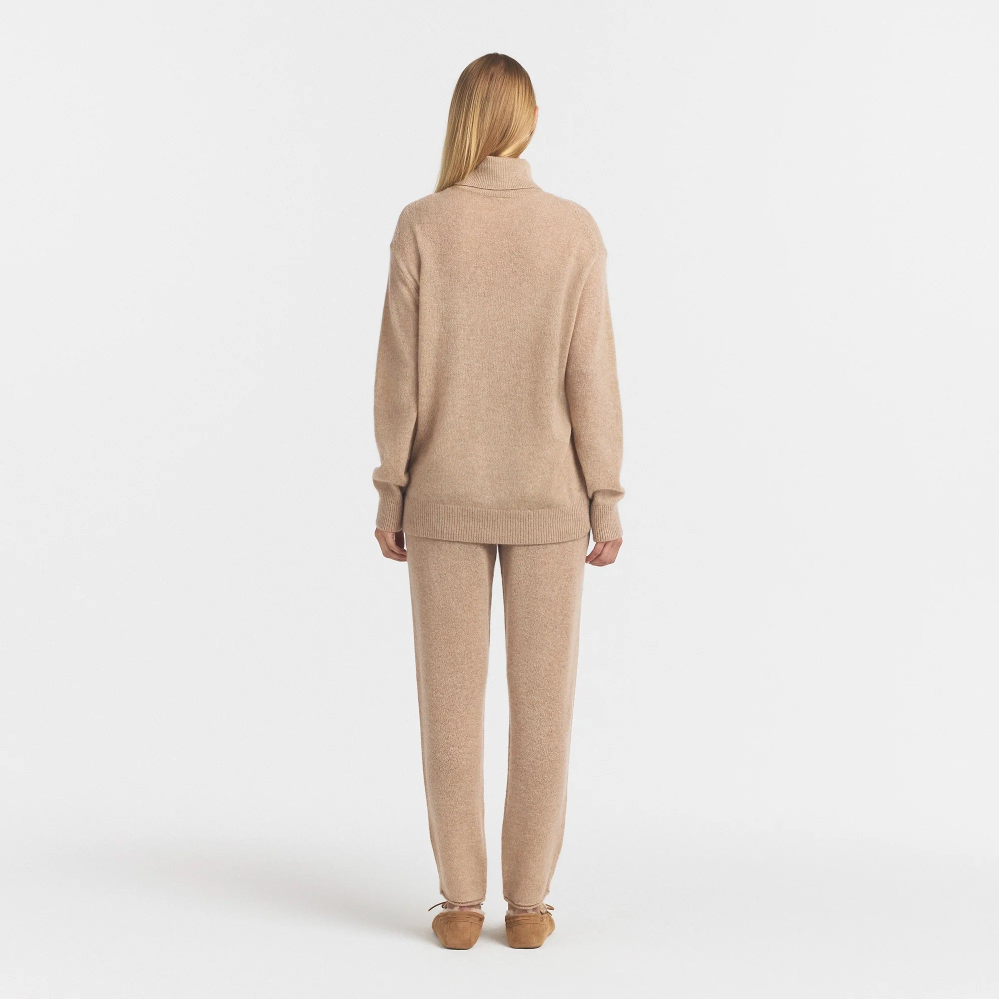 AIRY CASHMERE TURTLENECK | TOFFEE