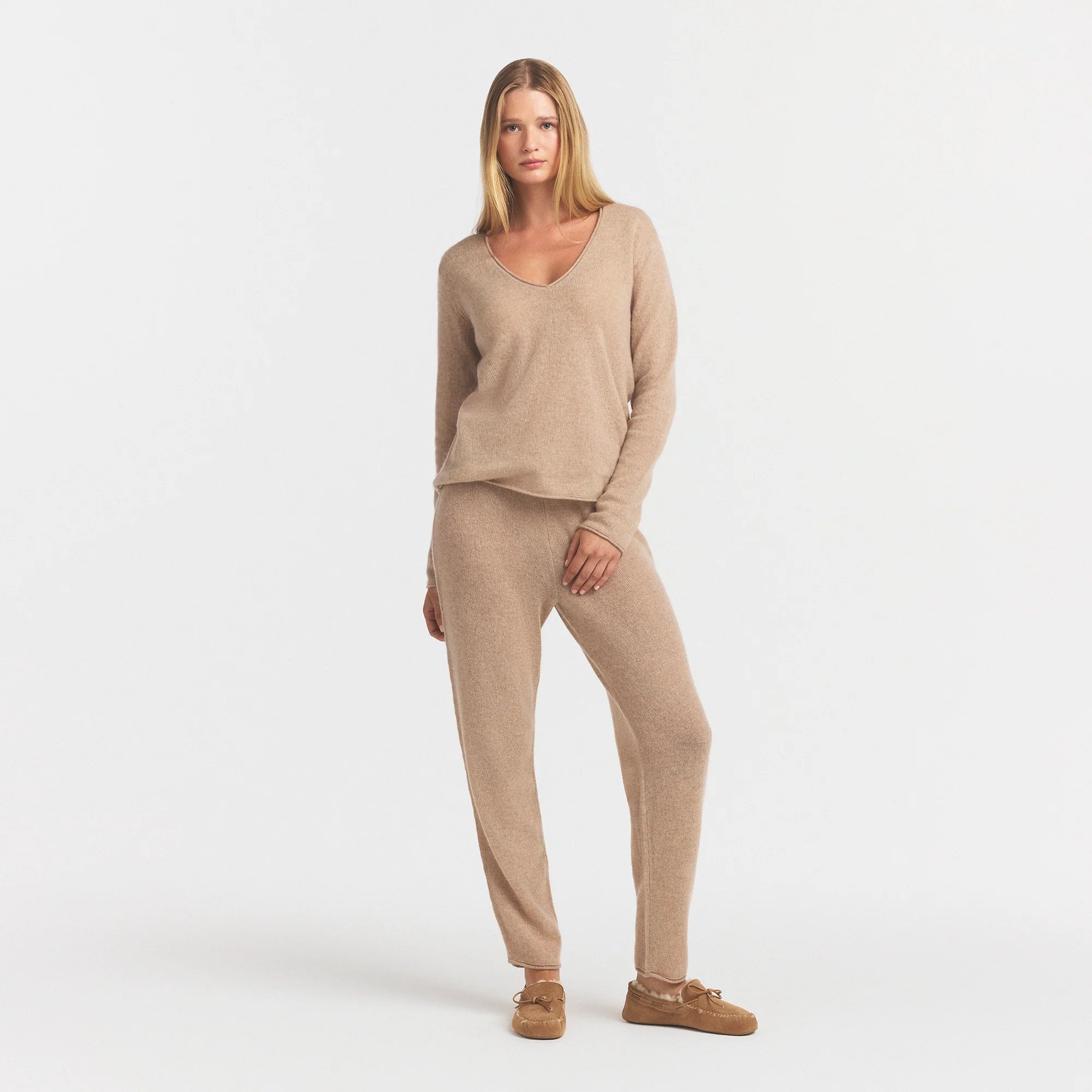 AIRY CASHMERE V-NECK PULLOVER | TOFFEE